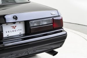 Velocity Ford Mustang LX Foxbody Tuning Restomod Coyote V8 Zehnstufen-Automatik Chassis Fahrwerk Felgen Bremsanlage Innenraum USA SEMA Show