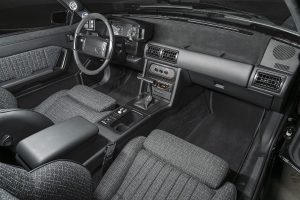 Velocity Ford Mustang LX Foxbody Tuning Restomod Coyote V8 Zehnstufen-Automatik Chassis Fahrwerk Felgen Bremsanlage Innenraum USA SEMA Show