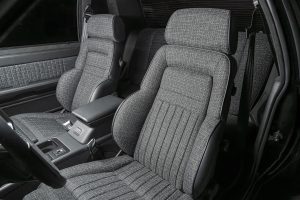 Velocity Ford Mustang LX Foxbody Tuning Restomod Coyote V8 Zehnstufen-Automatik Chassis Fahrwerk Felgen Bremsanlage Innenraum USA SEMA Show