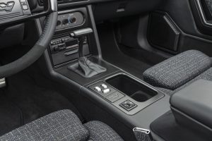 Velocity Ford Mustang LX Foxbody Tuning Restomod Coyote V8 Zehnstufen-Automatik Chassis Fahrwerk Felgen Bremsanlage Innenraum USA SEMA Show