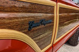 Vigilante Jeep Grand Wagoneer SUV Geländewagen Luxusklasse Restomod Tuning Fahrwerk Hellcat-HEMI-V8 Leichtmetallfelgen Bremsen Innenraum-Veredelung