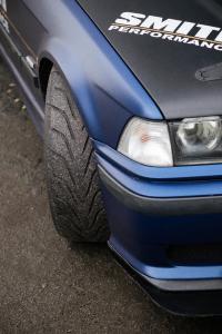 Profilarme Semislicks lassen weitaus höhere Kurvengeschwindigkeiten zu als normale Straßenbereifung.