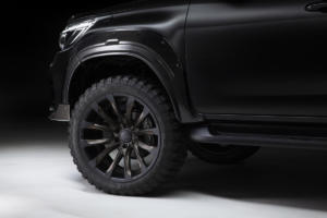 Toyota Hilux Black Bison Edition von Wald International