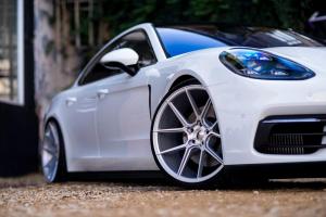 Porsche Panamera auf Japan Racing Wheels